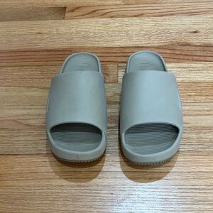 Nike Men’s tan Calm Slide Sandals